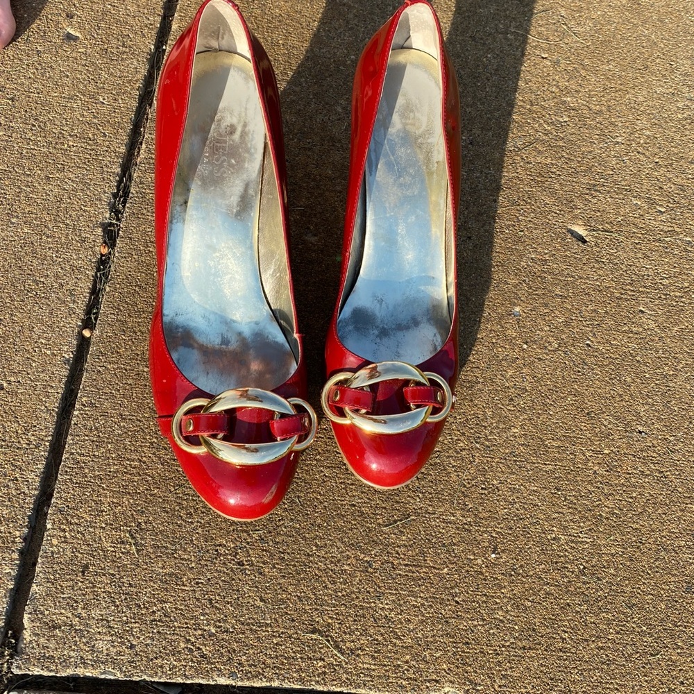 EUC! Womens Guess Red Genuine Patent Leather pump with detail SZ 8 1/2 - Picture 7 of 7